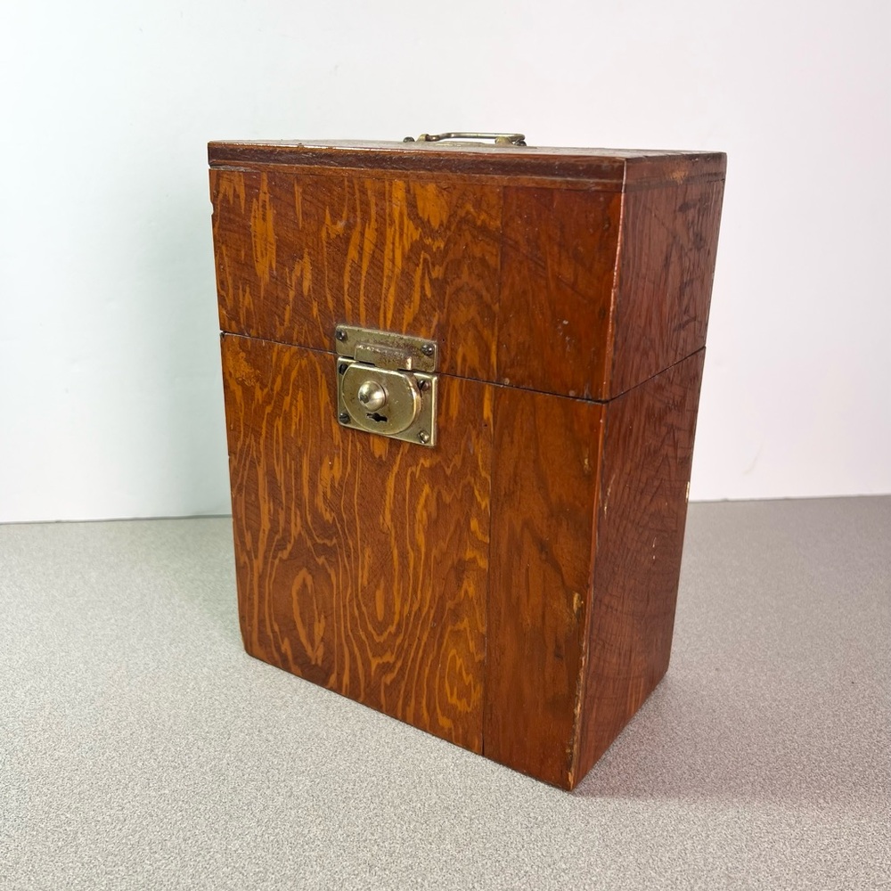 Vintage Perfecto Wooden Barber Box for Straight Blade Razors
Lock and key Cigars